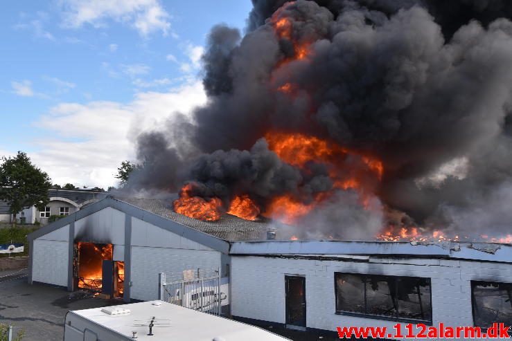 Brand i Industribygning. Isabellahøj i Vejle. 18/08-2016. Kl. 15:24.