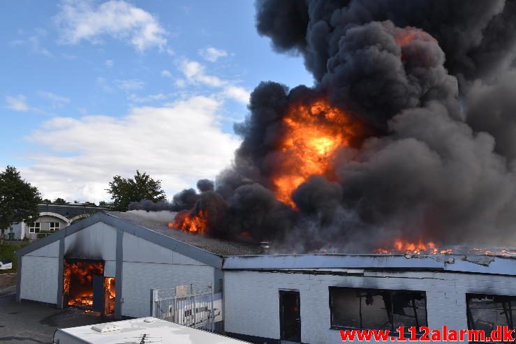 Brand i Industribygning. Isabellahøj i Vejle. 18/08-2016. Kl. 15:24.