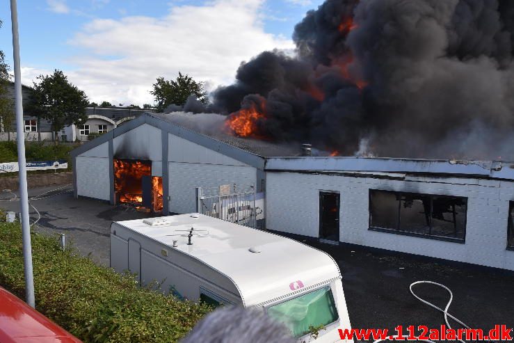 Brand i Industribygning. Isabellahøj i Vejle. 18/08-2016. Kl. 15:24.