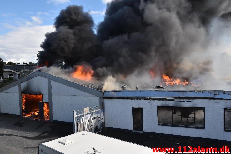 Brand i Industribygning. Isabellahøj i Vejle. 18/08-2016. Kl. 15:24.