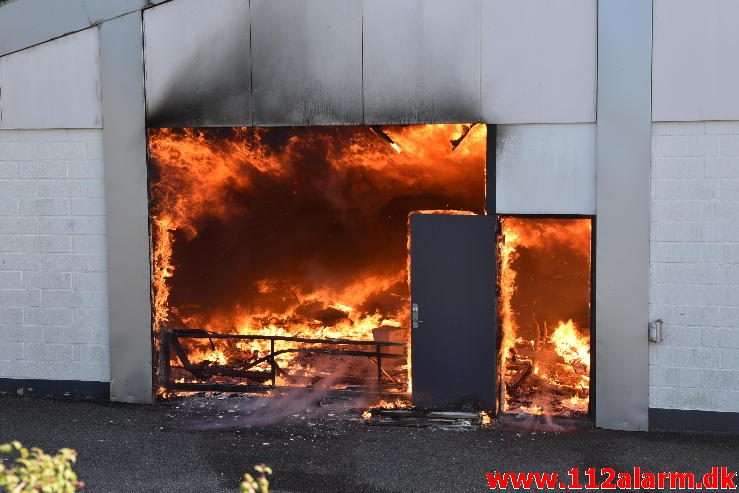 Brand i Industribygning. Isabellahøj i Vejle. 18/08-2016. Kl. 15:24.