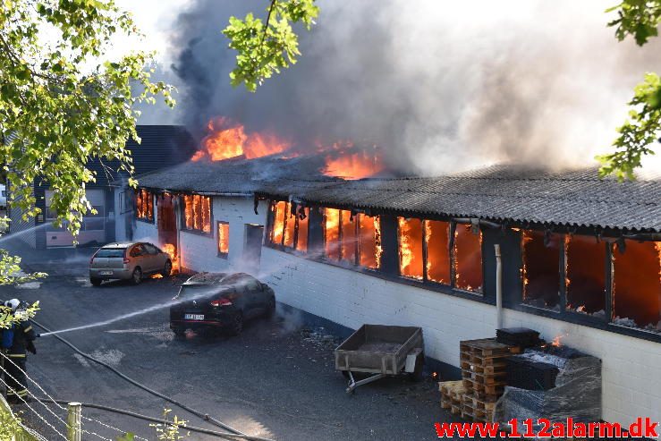 Brand i Industribygning. Isabellahøj i Vejle. 18/08-2016. Kl. 15:24.