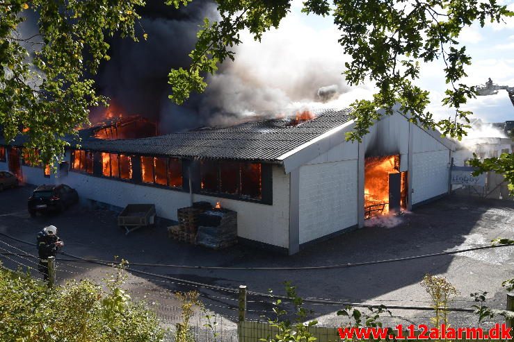 Brand i Industribygning. Isabellahøj i Vejle. 18/08-2016. Kl. 15:24.