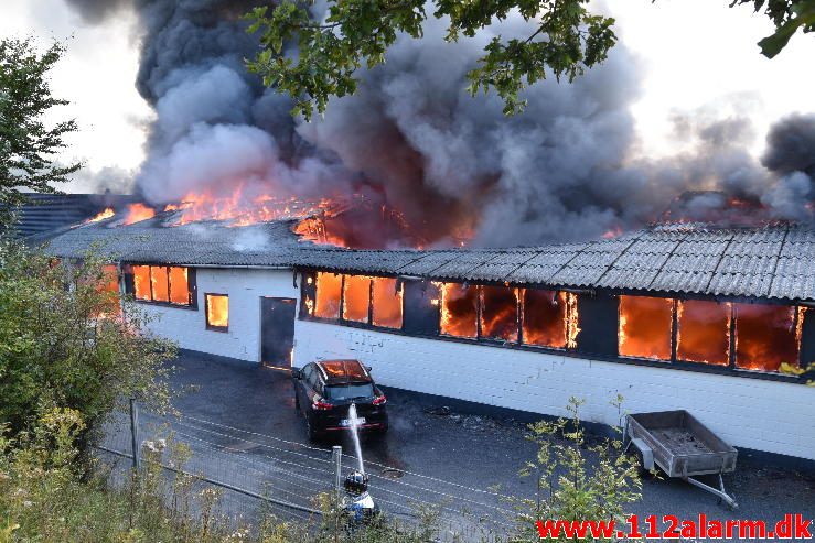 Brand i Industribygning. Isabellahøj i Vejle. 18/08-2016. Kl. 15:24.