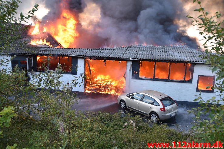 Brand i Industribygning. Isabellahøj i Vejle. 18/08-2016. Kl. 15:24.