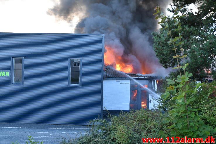 Brand i Industribygning. Isabellahøj i Vejle. 18/08-2016. Kl. 15:24.