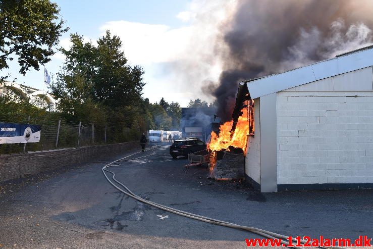 Brand i Industribygning. Isabellahøj i Vejle. 18/08-2016. Kl. 15:24.