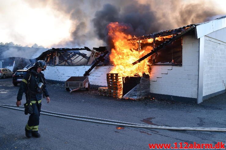 Brand i Industribygning. Isabellahøj i Vejle. 18/08-2016. Kl. 15:24.