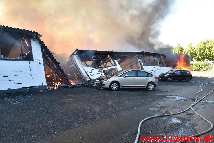 Brand i Industribygning. Isabellahøj i Vejle. 18/08-2016. Kl. 15:24.