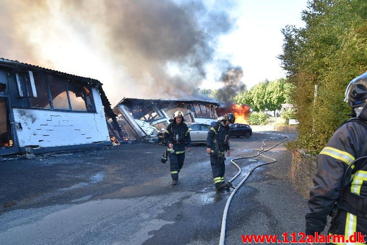 Brand i Industribygning. Isabellahøj i Vejle. 18/08-2016. Kl. 15:24.