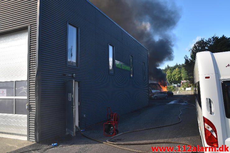 Brand i Industribygning. Isabellahøj i Vejle. 18/08-2016. Kl. 15:24.