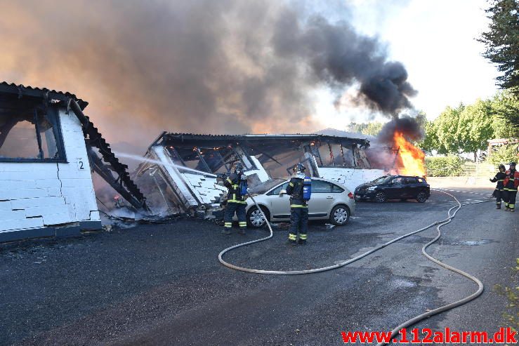 Brand i Industribygning. Isabellahøj i Vejle. 18/08-2016. Kl. 15:24.