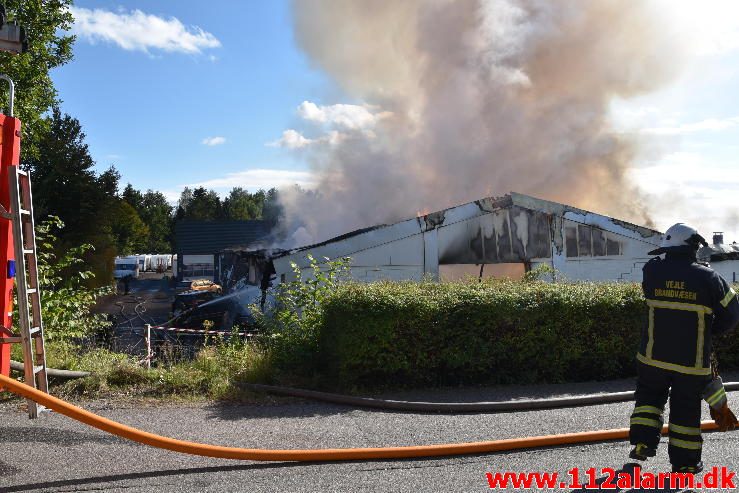 Brand i Industribygning. Isabellahøj i Vejle. 18/08-2016. Kl. 15:24.