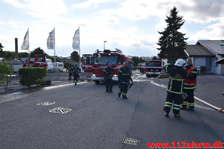 Brand i Industribygning. Isabellahøj i Vejle. 18/08-2016. Kl. 15:24.