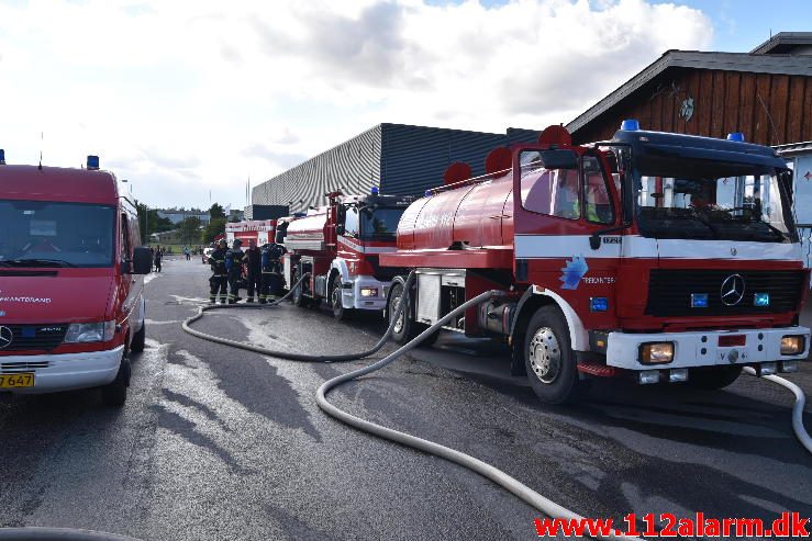 Brand i Industribygning. Isabellahøj i Vejle. 18/08-2016. Kl. 15:24.