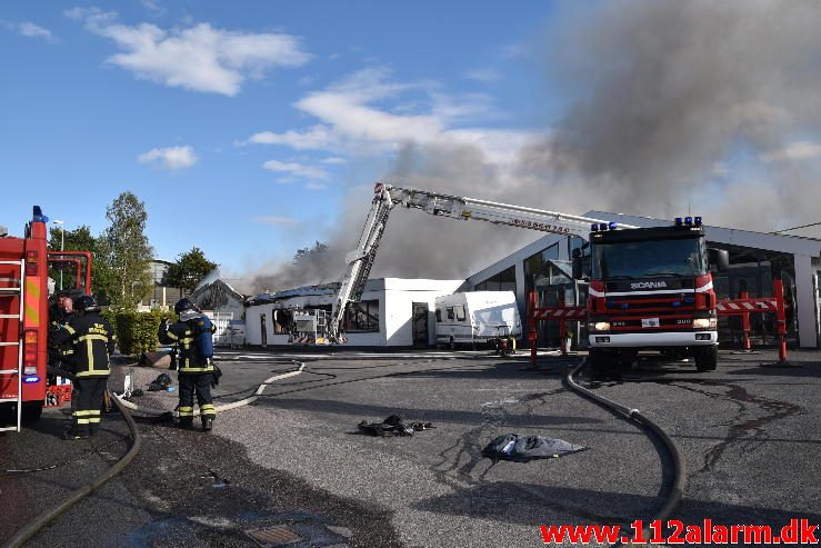 Brand i Industribygning. Isabellahøj i Vejle. 18/08-2016. Kl. 15:24.