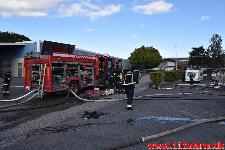 Brand i Industribygning. Isabellahøj i Vejle. 18/08-2016. Kl. 15:24.