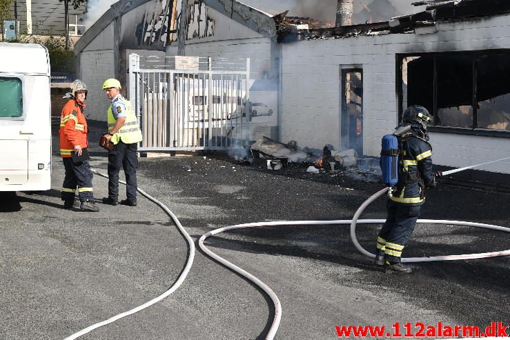 Brand i Industribygning. Isabellahøj i Vejle. 18/08-2016. Kl. 15:24.