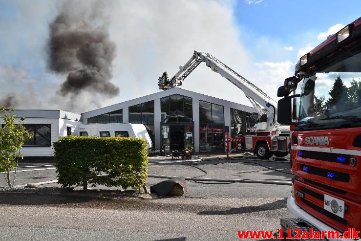 Brand i Industribygning. Isabellahøj i Vejle. 18/08-2016. Kl. 15:24.