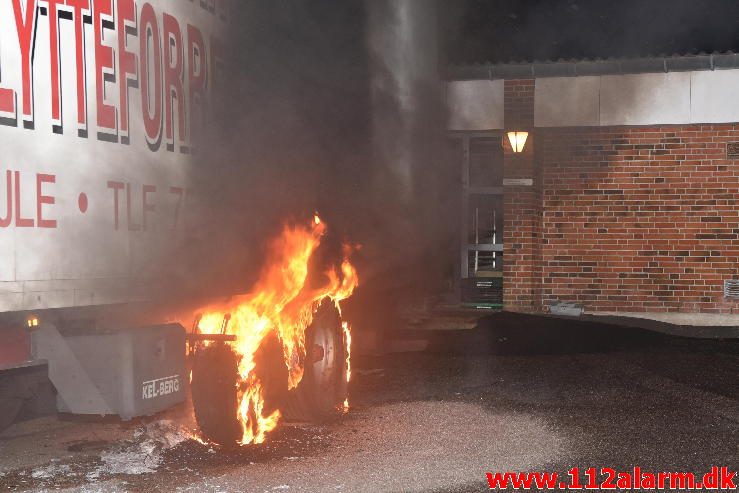 Brand-Lastbil/Bus. Boulevarden 42 i Vejle. 22/08-2016. KL. 01:57.