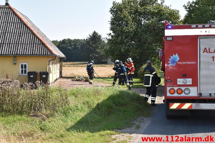 Gårdbrand. Rødmosevej Tiufkær i Viuf. 26/08-2016. Kl. 13:02.