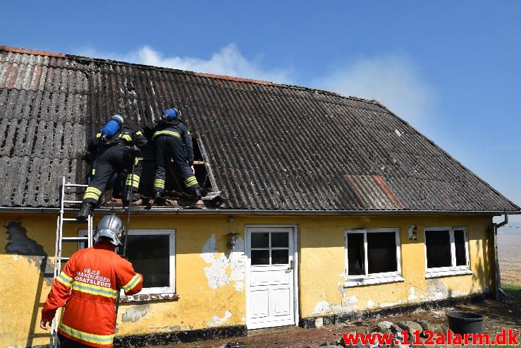 Gårdbrand. Rødmosevej Tiufkær i Viuf. 26/08-2016. Kl. 13:02.