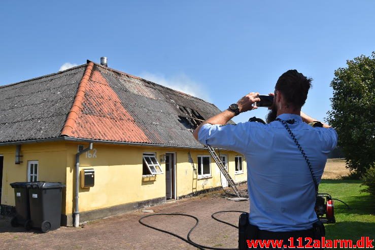 Gårdbrand. Rødmosevej Tiufkær i Viuf. 26/08-2016. Kl. 13:02.