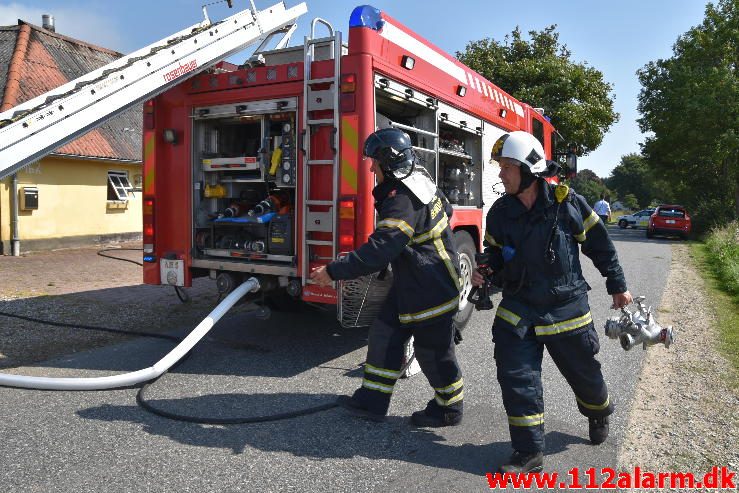 Gårdbrand. Rødmosevej Tiufkær i Viuf. 26/08-2016. Kl. 13:02.