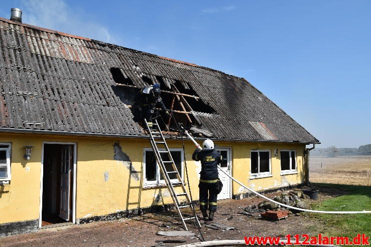 Gårdbrand. Rødmosevej Tiufkær i Viuf. 26/08-2016. Kl. 13:02.