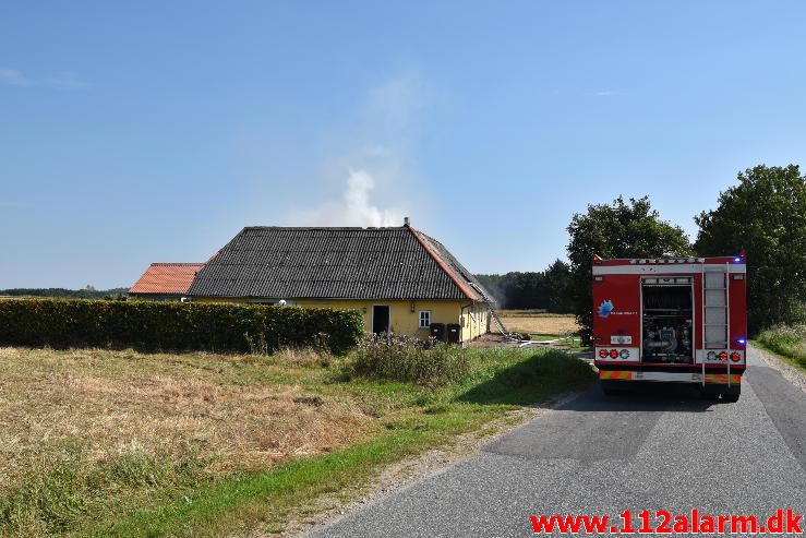 Gårdbrand. Rødmosevej Tiufkær i Viuf. 26/08-2016. Kl. 13:02.