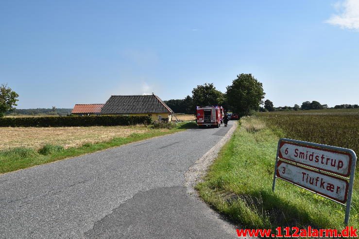 Gårdbrand. Rødmosevej Tiufkær i Viuf. 26/08-2016. Kl. 13:02.