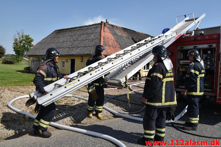 Gårdbrand. Rødmosevej Tiufkær i Viuf. 26/08-2016. Kl. 13:02.