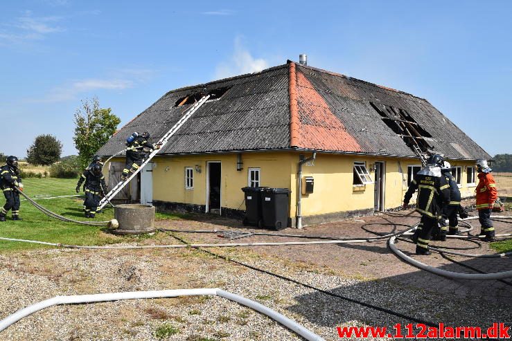 Gårdbrand. Rødmosevej Tiufkær i Viuf. 26/08-2016. Kl. 13:02.