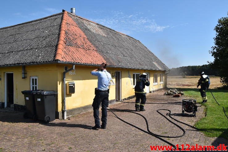 Gårdbrand. Rødmosevej Tiufkær i Viuf. 26/08-2016. Kl. 13:02.