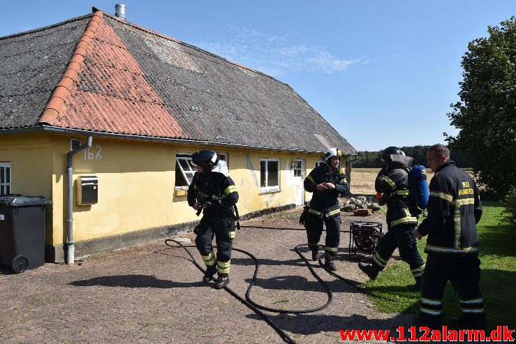 Gårdbrand. Rødmosevej Tiufkær i Viuf. 26/08-2016. Kl. 13:02.