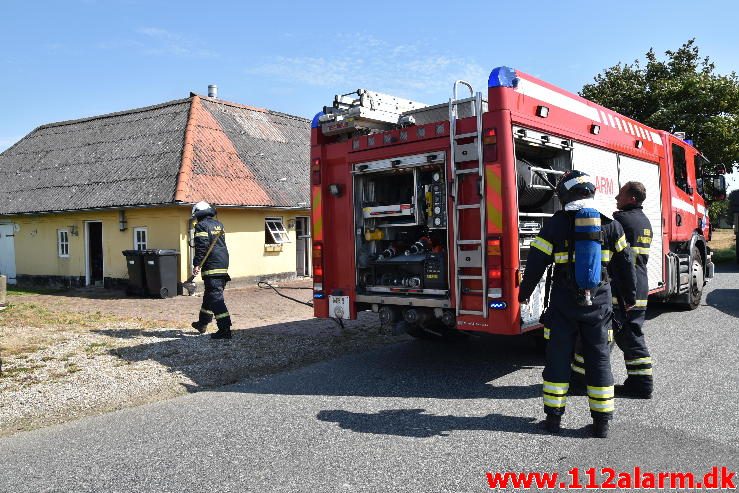 Gårdbrand. Rødmosevej Tiufkær i Viuf. 26/08-2016. Kl. 13:02.