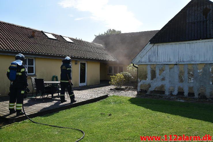 Gårdbrand. Rødmosevej Tiufkær i Viuf. 26/08-2016. Kl. 13:02.