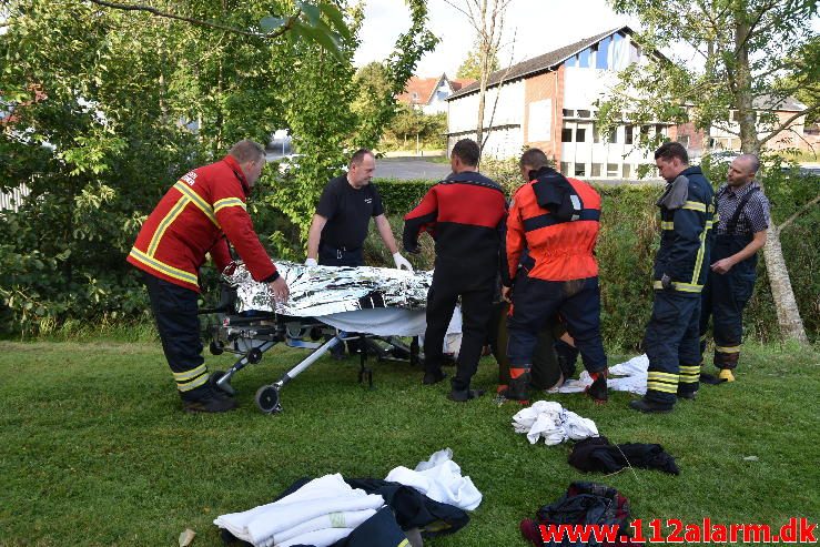 Mand faldt i åen. Ågade i Børkop. 01/09-2016. Kl. 18:07.