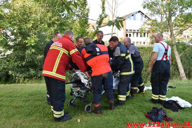 Mand faldt i åen. Ågade i Børkop. 01/09-2016. Kl. 18:07.