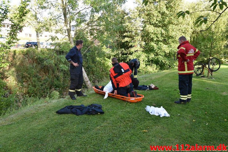 Mand faldt i åen. Ågade i Børkop. 01/09-2016. Kl. 18:07.