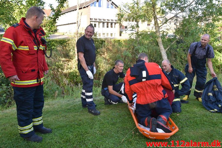 Mand faldt i åen. Ågade i Børkop. 01/09-2016. Kl. 18:07.