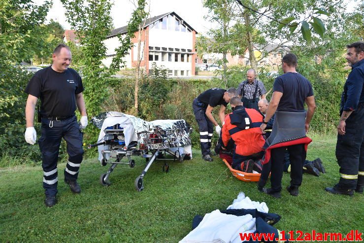 Mand faldt i åen. Ågade i Børkop. 01/09-2016. Kl. 18:07.