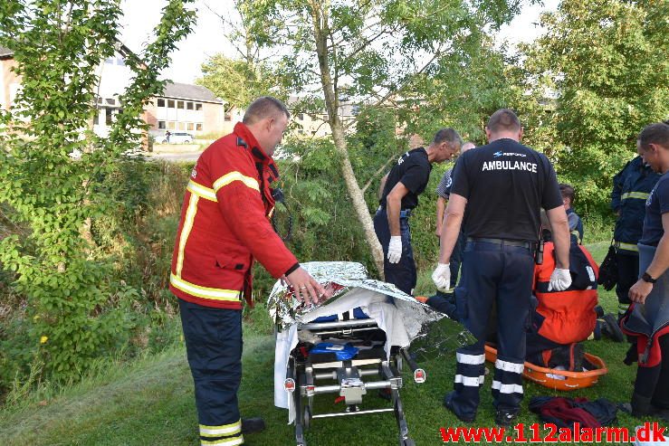 Mand faldt i åen. Ågade i Børkop. 01/09-2016. Kl. 18:07.