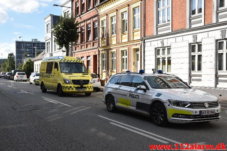 En mand kom med ambulancen. Skyttehusgade i Vejle. 06/09-2016. Kl. 16:30.