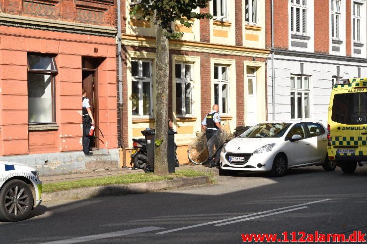 En mand kom med ambulancen. Skyttehusgade i Vejle. 06/09-2016. Kl. 16:30.