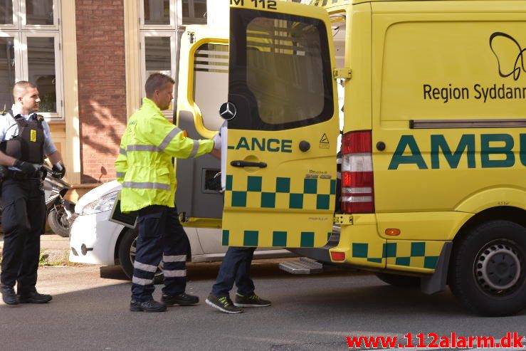En mand kom med ambulancen. Skyttehusgade i Vejle. 06/09-2016. Kl. 16:30.