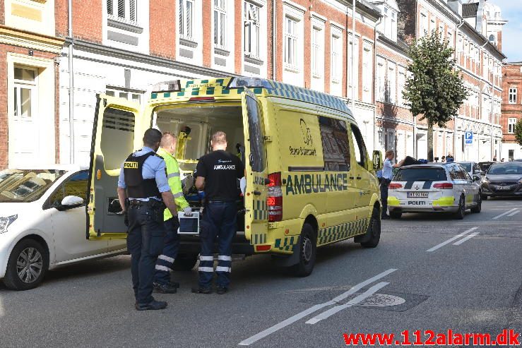 En mand kom med ambulancen. Skyttehusgade i Vejle. 06/09-2016. Kl. 16:30.