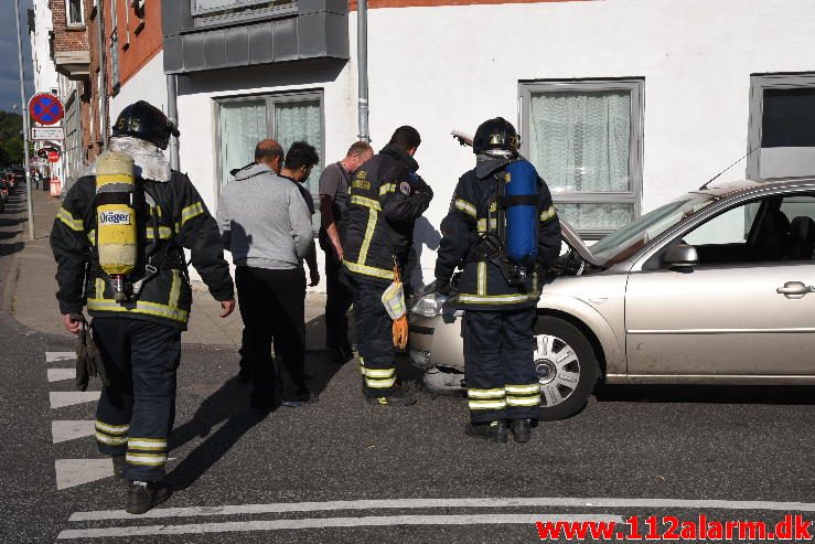 Brand i Bil. Vedelsgade i Vejle. 19/09-2016. Kl. 15:47.