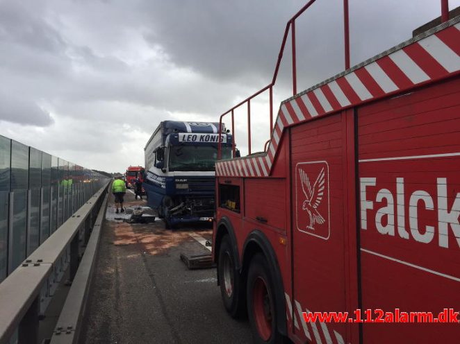 FUH fastklemt. Midt på Vejle fjordbroen. 28/09-2016. Kl. 11:37.