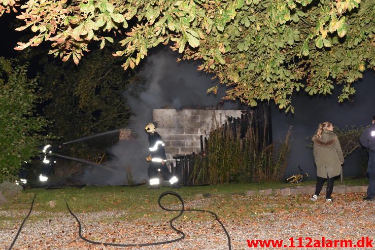 Brand i udhus. Nederbyvej i Skærup. 07/10-2016. Kl. 23:28.